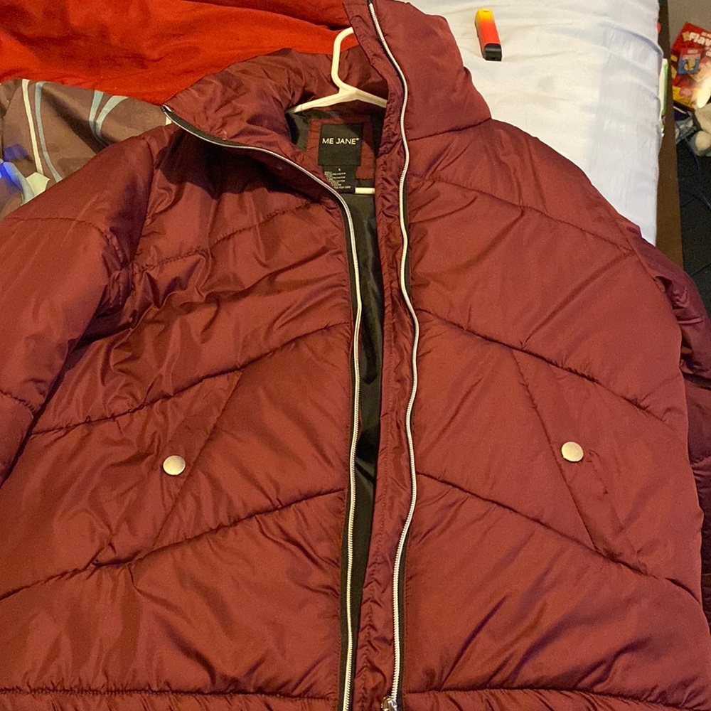 I am selling a jacket that I have wore once it is a size large it’s is thick